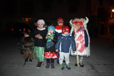 El sábado 10 de febrero Aoiz abrió el primer acto de sus fiestas de Carnaval. La jornada dio inicio con la tradicional recogida de huevos y txistorra por la localidad en la que participaron los particulares personajes agoizkos: maskaritas y kaskabobos. Una chocolatada infantil dio paso a la kalejira, en la que los vecinos y sus disfraces estuvieron acompañados por los grupos locales de txitularis, trikitixas, gaiteros, joaldunak y Aogizko Burrunba.