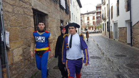 Una réplica de la Diada, en clave de humor y guiño republicano, disfrazó la realidad de la villa en la prórroga concedida del Carnaval con el Sábado de Piñata. El cielo gris y la lluvia intermitente no empañaron el arcoiris de color que decoró las calles