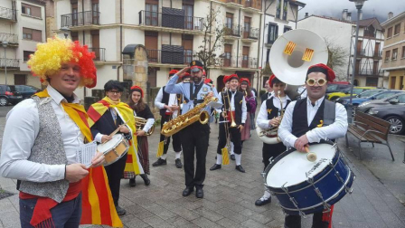 Una réplica de la Diada, en clave de humor y guiño republicano, disfrazó la realidad de la villa en la prórroga concedida del Carnaval con el Sábado de Piñata. El cielo gris y la lluvia intermitente no empañaron el arcoiris de color que decoró las calles