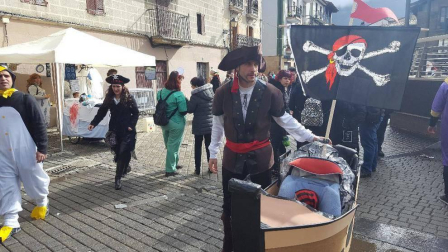 Una réplica de la Diada, en clave de humor y guiño republicano, disfrazó la realidad de la villa en la prórroga concedida del Carnaval con el Sábado de Piñata. El cielo gris y la lluvia intermitente no empañaron el arcoiris de color que decoró las calles