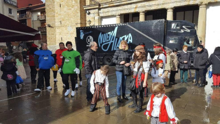 Una réplica de la Diada, en clave de humor y guiño republicano, disfrazó la realidad de la villa en la prórroga concedida del Carnaval con el Sábado de Piñata. El cielo gris y la lluvia intermitente no empañaron el arcoiris de color que decoró las calles
