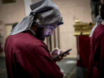 La Hermandad de la Pasión de Pamplona inició el miércoles, con el traslado del Cristo Alzado a la catedral, los actos previos a la Semana Santa, días de Cuaresma que en la sede de Dormitalería reúnen a cientos de hermanos.