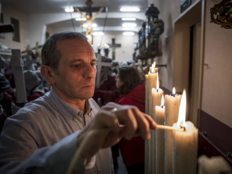 La Hermandad de la Pasión de Pamplona inició el miércoles, con el traslado del Cristo Alzado a la catedral, los actos previos a la Semana Santa, días de Cuaresma que en la sede de Dormitalería reúnen a cientos de hermanos.