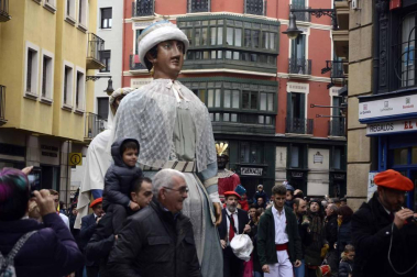 Imágenes del recorrido de los gigantes y cabezudos de Pamplona por San Saturnino