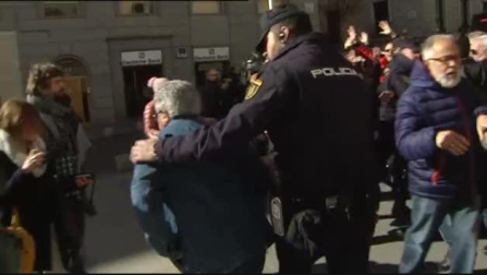 Miles de pensionistas saltan el cordón policial y bloquean las puertas del Congreso