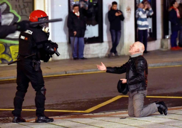Un ertzaina ha muerto tras sufrir un infarto durante los enfrentamientos que se han producido cerca del estadio de San Mamés antes del partido de la Liga Europa entre el Athletic de Bilbao y el Spartak de Moscú.