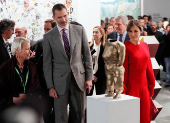 Los Reyes han llegado este jueves a Ifema para la inauguración de la feria ArcoMadrid '18 en su tradicional visita que, en esta ocasión, estaba marcada por la retirada de una obra de la galería Helga de Alvear.
