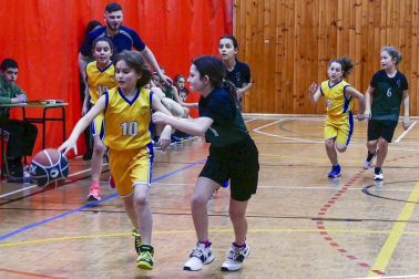 Imágenes de chicos y chicas que juegan a este deporte en equipos de la Comunidad foral.