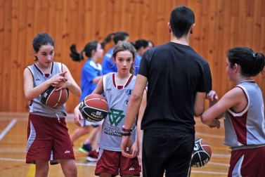 Imágenes de chicos y chicas que juegan a este deporte en equipos de la Comunidad foral.