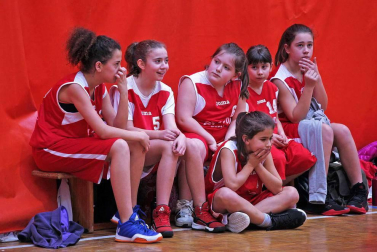 Imágenes de chicos y chicas que juegan a este deporte en equipos de la Comunidad foral.