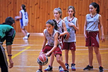 Imágenes de chicos y chicas que juegan a este deporte en equipos de la Comunidad foral.