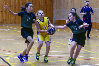 Imágenes de chicos y chicas que juegan a este deporte en equipos de la Comunidad foral.