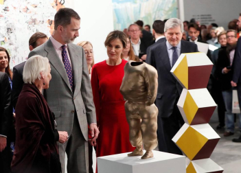 Los Reyes han llegado este jueves a Ifema para la inauguración de la feria ArcoMadrid '18 en su tradicional visita que, en esta ocasión, estaba marcada por la retirada de una obra de la galería Helga de Alvear.