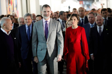 Los Reyes han llegado este jueves a Ifema para la inauguración de la feria ArcoMadrid '18 en su tradicional visita que, en esta ocasión, estaba marcada por la retirada de una obra de la galería Helga de Alvear.
