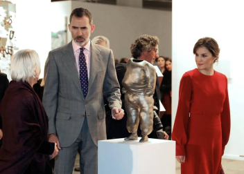Los Reyes han llegado este jueves a Ifema para la inauguración de la feria ArcoMadrid '18 en su tradicional visita que, en esta ocasión, estaba marcada por la retirada de una obra de la galería Helga de Alvear.
