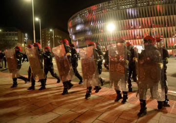 Un ertzaina ha muerto tras sufrir un infarto durante los enfrentamientos que se han producido cerca del estadio de San Mamés antes del partido de la Liga Europa entre el Athletic de Bilbao y el Spartak de Moscú.