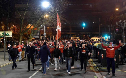 Un ertzaina ha muerto tras sufrir un infarto durante los enfrentamientos que se han producido cerca del estadio de San Mamés antes del partido de la Liga Europa entre el Athletic de Bilbao y el Spartak de Moscú.