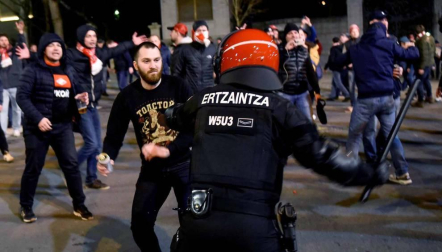 Un ertzaina ha muerto tras sufrir un infarto durante los enfrentamientos que se han producido cerca del estadio de San Mamés antes del partido de la Liga Europa entre el Athletic de Bilbao y el Spartak de Moscú.