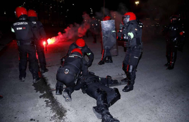Un ertzaina ha muerto tras sufrir un infarto durante los enfrentamientos que se han producido cerca del estadio de San Mamés antes del partido de la Liga Europa entre el Athletic de Bilbao y el Spartak de Moscú.