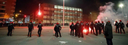Un ertzaina ha muerto tras sufrir un infarto durante los enfrentamientos que se han producido cerca del estadio de San Mamés antes del partido de la Liga Europa entre el Athletic de Bilbao y el Spartak de Moscú.