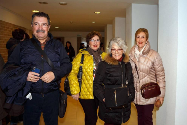 El sábado 17 de febrero, los seguidores del grupo teatral Yllana tuvieron la oportunidad de disfrutar de su último espectáculo, que recopila lo mejor de su repertorio. Sobre el escenario de la Casa de Cultura, el grupo madrileño dio buena muestra del humor corrosivo que tantos éxitos le ha reportado con su obra 'Lo mejor de Yllana'.
