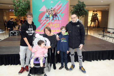 Zumbalove Pamplona es el nombre de un grupo solidario de monitores de zumba que, el pasado sábado, ofrecieron  clases de esta disciplina en el centro comercial La Morea. El objetivo, recaudar dinero para la iniciativa 'La sonrisa de Haizea'. La pequeña Haizea Mayayo es una niña de 7 años con una enfermedad rara neurodegenerativa, y con los fondos obtenidos en este evento solidario, sus padres podrán costear parte de sus tratamientos.