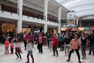 Zumbalove Pamplona es el nombre de un grupo solidario de monitores de zumba que, el pasado sábado, ofrecieron  clases de esta disciplina en el centro comercial La Morea. El objetivo, recaudar dinero para la iniciativa 'La sonrisa de Haizea'. La pequeña Haizea Mayayo es una niña de 7 años con una enfermedad rara neurodegenerativa, y con los fondos obtenidos en este evento solidario, sus padres podrán costear parte de sus tratamientos.