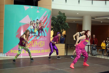 Zumbalove Pamplona es el nombre de un grupo solidario de monitores de zumba que, el pasado sábado, ofrecieron  clases de esta disciplina en el centro comercial La Morea. El objetivo, recaudar dinero para la iniciativa 'La sonrisa de Haizea'. La pequeña Haizea Mayayo es una niña de 7 años con una enfermedad rara neurodegenerativa, y con los fondos obtenidos en este evento solidario, sus padres podrán costear parte de sus tratamientos.