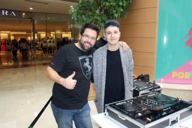 Zumbalove Pamplona es el nombre de un grupo solidario de monitores de zumba que, el pasado sábado, ofrecieron  clases de esta disciplina en el centro comercial La Morea. El objetivo, recaudar dinero para la iniciativa 'La sonrisa de Haizea'. La pequeña Haizea Mayayo es una niña de 7 años con una enfermedad rara neurodegenerativa, y con los fondos obtenidos en este evento solidario, sus padres podrán costear parte de sus tratamientos.