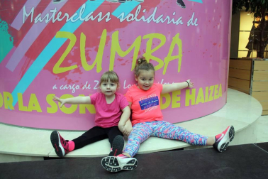 Zumbalove Pamplona es el nombre de un grupo solidario de monitores de zumba que, el pasado sábado, ofrecieron  clases de esta disciplina en el centro comercial La Morea. El objetivo, recaudar dinero para la iniciativa 'La sonrisa de Haizea'. La pequeña Haizea Mayayo es una niña de 7 años con una enfermedad rara neurodegenerativa, y con los fondos obtenidos en este evento solidario, sus padres podrán costear parte de sus tratamientos.