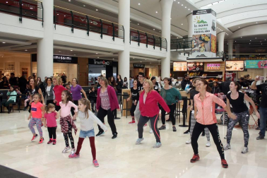 Zumbalove Pamplona es el nombre de un grupo solidario de monitores de zumba que, el pasado sábado, ofrecieron  clases de esta disciplina en el centro comercial La Morea. El objetivo, recaudar dinero para la iniciativa 'La sonrisa de Haizea'. La pequeña Haizea Mayayo es una niña de 7 años con una enfermedad rara neurodegenerativa, y con los fondos obtenidos en este evento solidario, sus padres podrán costear parte de sus tratamientos.
