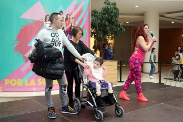 Zumbalove Pamplona es el nombre de un grupo solidario de monitores de zumba que, el pasado sábado, ofrecieron  clases de esta disciplina en el centro comercial La Morea. El objetivo, recaudar dinero para la iniciativa 'La sonrisa de Haizea'. La pequeña Haizea Mayayo es una niña de 7 años con una enfermedad rara neurodegenerativa, y con los fondos obtenidos en este evento solidario, sus padres podrán costear parte de sus tratamientos.