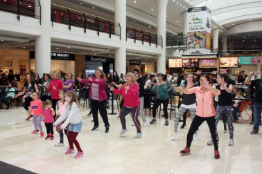Zumbalove Pamplona es el nombre de un grupo solidario de monitores de zumba que, el pasado sábado, ofrecieron  clases de esta disciplina en el centro comercial La Morea. El objetivo, recaudar dinero para la iniciativa 'La sonrisa de Haizea'. La pequeña Haizea Mayayo es una niña de 7 años con una enfermedad rara neurodegenerativa, y con los fondos obtenidos en este evento solidario, sus padres podrán costear parte de sus tratamientos.