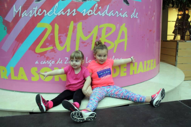 Zumbalove Pamplona es el nombre de un grupo solidario de monitores de zumba que, el pasado sábado, ofrecieron  clases de esta disciplina en el centro comercial La Morea. El objetivo, recaudar dinero para la iniciativa 'La sonrisa de Haizea'. La pequeña Haizea Mayayo es una niña de 7 años con una enfermedad rara neurodegenerativa, y con los fondos obtenidos en este evento solidario, sus padres podrán costear parte de sus tratamientos.