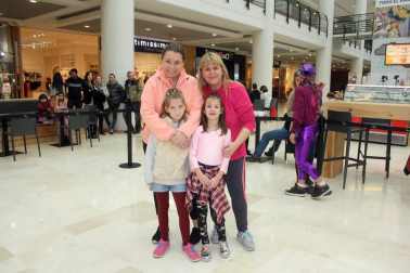 Zumbalove Pamplona es el nombre de un grupo solidario de monitores de zumba que, el pasado sábado, ofrecieron  clases de esta disciplina en el centro comercial La Morea. El objetivo, recaudar dinero para la iniciativa 'La sonrisa de Haizea'. La pequeña Haizea Mayayo es una niña de 7 años con una enfermedad rara neurodegenerativa, y con los fondos obtenidos en este evento solidario, sus padres podrán costear parte de sus tratamientos.