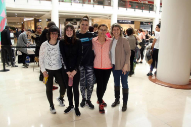 Zumbalove Pamplona es el nombre de un grupo solidario de monitores de zumba que, el pasado sábado, ofrecieron  clases de esta disciplina en el centro comercial La Morea. El objetivo, recaudar dinero para la iniciativa 'La sonrisa de Haizea'. La pequeña Haizea Mayayo es una niña de 7 años con una enfermedad rara neurodegenerativa, y con los fondos obtenidos en este evento solidario, sus padres podrán costear parte de sus tratamientos.
