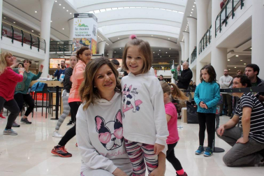 Zumbalove Pamplona es el nombre de un grupo solidario de monitores de zumba que, el pasado sábado, ofrecieron  clases de esta disciplina en el centro comercial La Morea. El objetivo, recaudar dinero para la iniciativa 'La sonrisa de Haizea'. La pequeña Haizea Mayayo es una niña de 7 años con una enfermedad rara neurodegenerativa, y con los fondos obtenidos en este evento solidario, sus padres podrán costear parte de sus tratamientos.