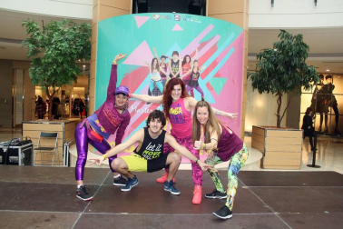 Zumbalove Pamplona es el nombre de un grupo solidario de monitores de zumba que, el pasado sábado, ofrecieron  clases de esta disciplina en el centro comercial La Morea. El objetivo, recaudar dinero para la iniciativa 'La sonrisa de Haizea'. La pequeña Haizea Mayayo es una niña de 7 años con una enfermedad rara neurodegenerativa, y con los fondos obtenidos en este evento solidario, sus padres podrán costear parte de sus tratamientos.