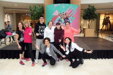 Zumbalove Pamplona es el nombre de un grupo solidario de monitores de zumba que, el pasado sábado, ofrecieron  clases de esta disciplina en el centro comercial La Morea. El objetivo, recaudar dinero para la iniciativa 'La sonrisa de Haizea'. La pequeña Haizea Mayayo es una niña de 7 años con una enfermedad rara neurodegenerativa, y con los fondos obtenidos en este evento solidario, sus padres podrán costear parte de sus tratamientos.