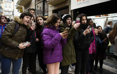Fans esperan la llegada de Amaia y Alfred
