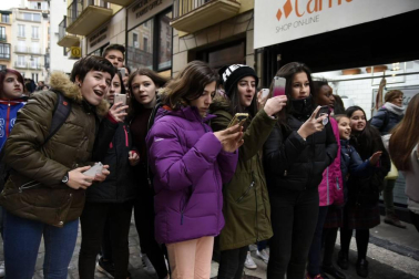 Cientos de seguidores de la cantante navarra, ganadora de Operación Triunfo 2017, acompañaron a la artista en el acto institucional en el Consistorio