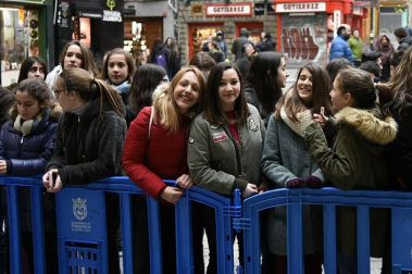 Cientos de seguidores de la cantante navarra, ganadora de Operación Triunfo 2017, acompañaron a la artista en el acto institucional en el Consistorio