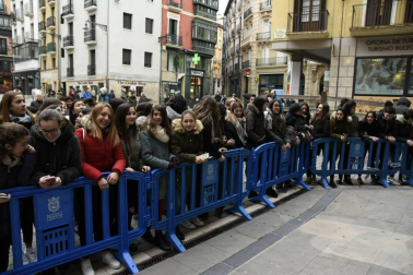 Cientos de seguidores de la cantante navarra, ganadora de Operación Triunfo 2017, acompañaron a la artista en el acto institucional en el Consistorio