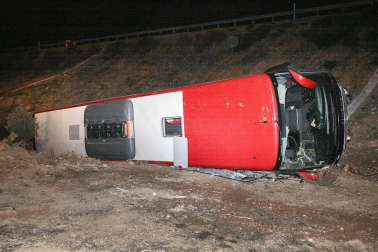 Un autocar de la empresa Autobuses Jiménez que aoyaba a la firma PLM Autocares que cubría el trayecto Madrid-Logroño-Pamplona sufrió un accidente en la A-1.