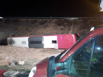 Un autocar de la empresa Autobuses Jiménez que aoyaba a la firma PLM Autocares que cubría el trayecto Madrid-Logroño-Pamplona sufrió un accidente en la A-1.