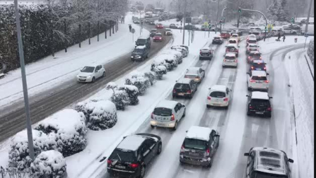 Atascos a primera hora por la nieve en Pamplona