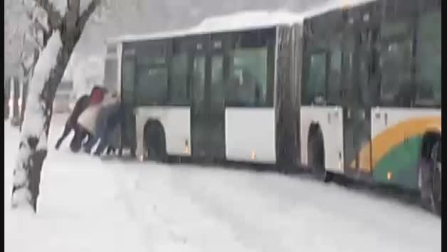 Vídeo de varios pasajeros empujando una villavesa en la nieve en Pamplona