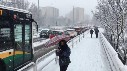 Atascos en Pamplona por la nieve