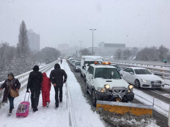 Atascos en Pamplona por la nieve