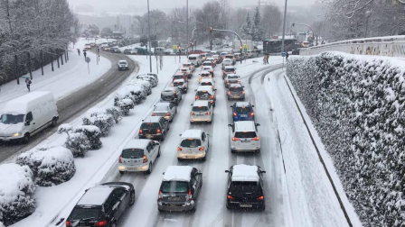 Atascos en Pamplona por la nieve